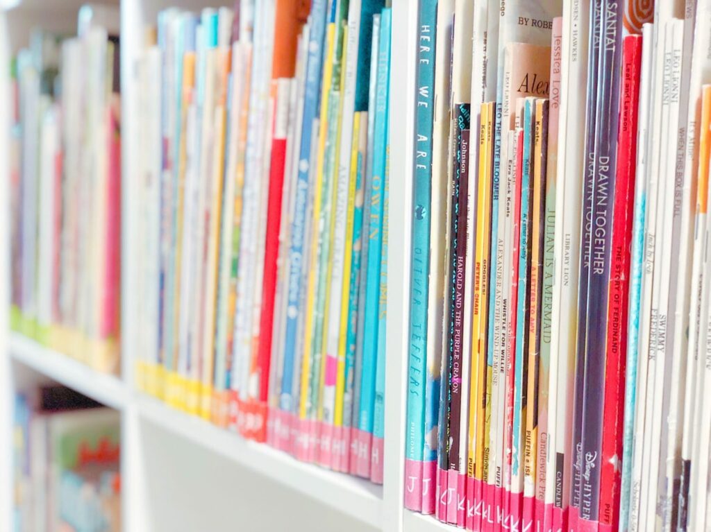 Classroom Library Organization: How should I set up my classroom library? Get MUST-READ ideas to organize and label your books, create an inviting space for your students, and fund your classroom library!