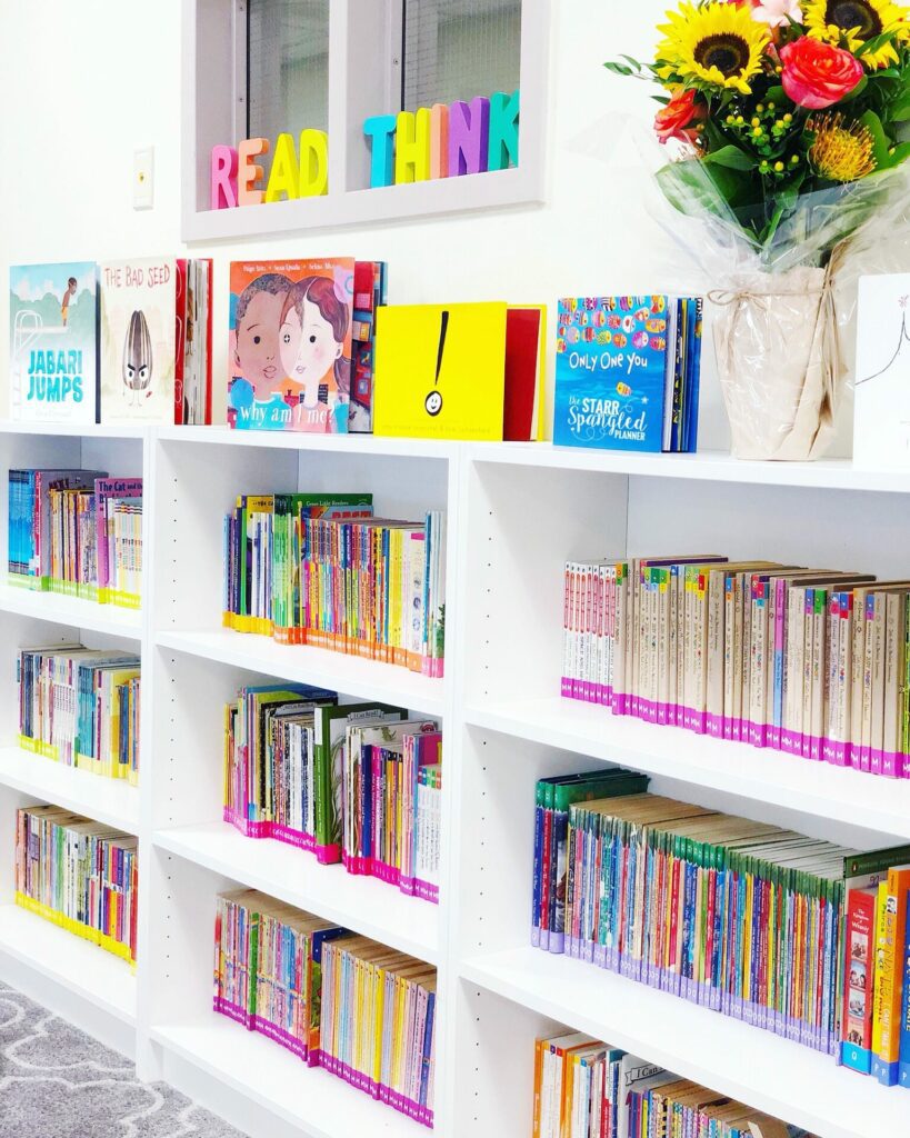 Classroom Library Organization: How should I set up my classroom library? Get MUST-READ ideas to organize and label your books, create an inviting space for your students, and fund your classroom library!