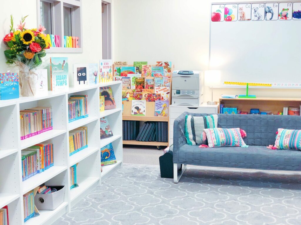 Classroom Library Organization: How should I set up my classroom library? Get MUST-READ ideas to organize and label your books, create an inviting space for your students, and fund your classroom library!