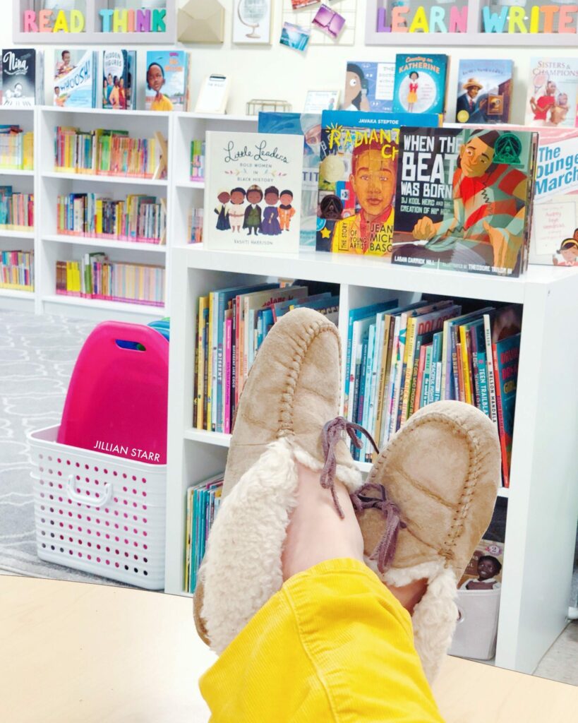 Classroom Library Organization: How should I set up my classroom library? Get MUST-READ ideas to organize and label your books, create an inviting space for your students, and fund your classroom library!